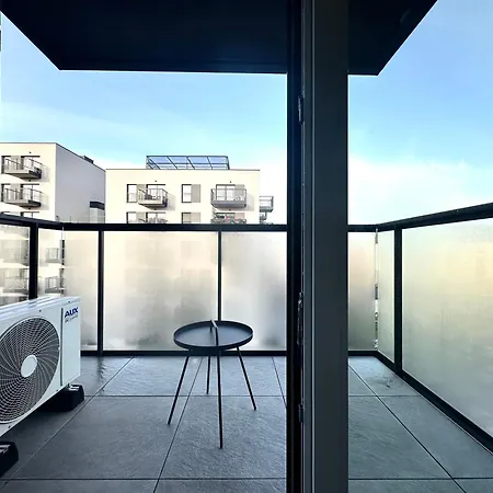 Apartment Madalinskiego 23 - Parking & Balcony & Lift - 700m Main Station