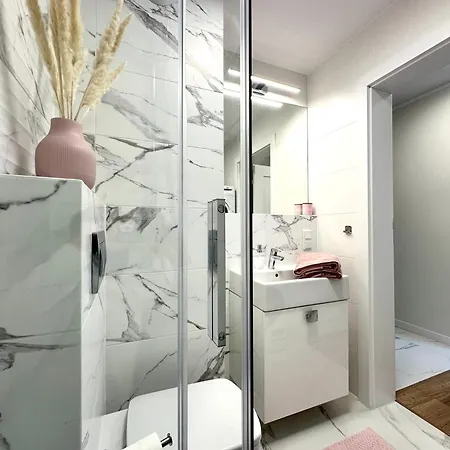 Madalinskiego 23 - Parking & Balcony & Lift - 700m Main Station Apartment