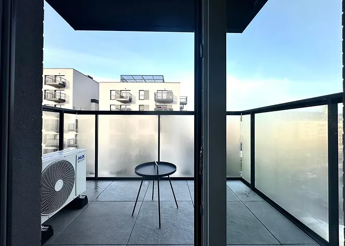 Apartment Madalinskiego 23 - Parking & Balcony & Lift - 700m Main Station