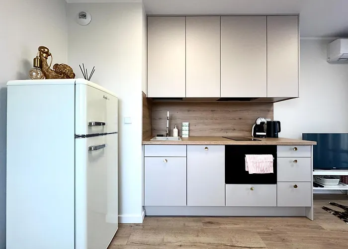 Madalinskiego 23 - Parking & Balcony & Lift - 700m Main Station Apartment