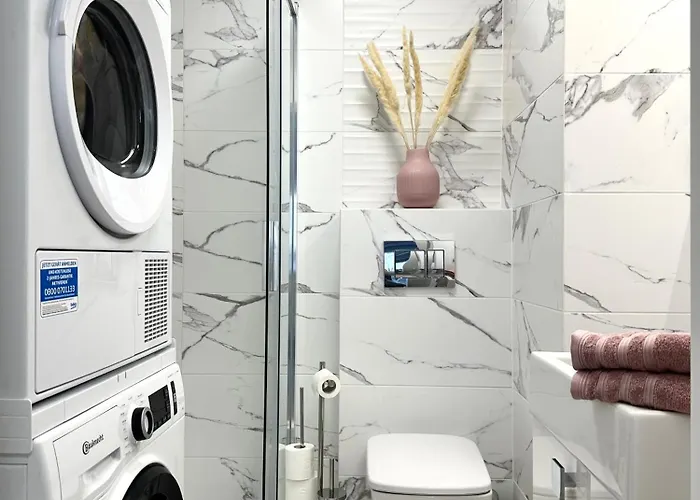 Madalinskiego 23 - Parking & Balcony & Lift - 700m Main Station Apartment *