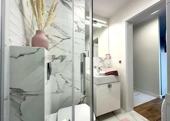 Madalinskiego 23 - Parking & Balcony & Lift - 700m Main Station Apartment